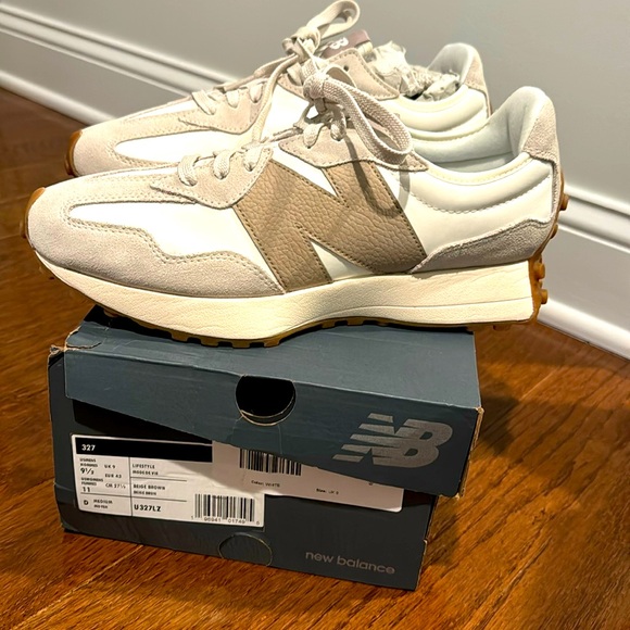 NWT in BOX New Balance 327 Unisex Men’s 9.5, Women’s 11 in Moonbeam Driftwood - Picture 1 of 4